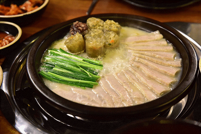 홍대밥집 - 홍대역 근처 순대국 과 수육 맛집