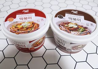 @star_r97 on Instagram: “다이어트 하는 동생이 다이어트 떡볶이 먹을때 나는 만두 까지 구워 살찌는길로유혹하면서 같이 먹기!ㅋㅋㅋ 밀이나 쌀로 만든 떡이 아닌, 통밀로 만든 떡이라서 식감이 새롭다!! 다이어트 하는 사람 뿐만이 아니라 떡볶이 좋아하는 사람이라면 누구나 좋아할…”