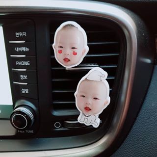 @sy_3696 on Instagram: “귀욤뿜뿜🥰 율이 얼굴로 제작한 차량용방향제💜 제일먼저 아쿠아블루향 끼웠는데 과하지않고  은은해서 좋음❤ 채고 채고❤ 여러가지 질문에도 직원분 너무 친절하셨고 제작속도 5G👍선물용으로도👍 우리 엄마 내놓으라고 난리ㅋㅋ🤭 ⠀⠀⠀ 구매문의 :…”