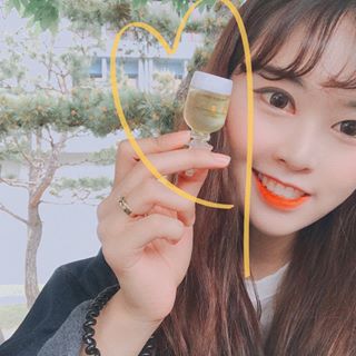 @hxxnni on Instagram: “끈적번들거리지 않고 촉촉해서 건조한 봄에 즐겨쓰는 로하셀 비타 드롭샷 앰플 🍋
기분좋게 바로 피부에 흡수되는 느낌이 너어무 좋다 ˘͈ ᵕ ˘͈ 9가지 멀티비타민이 잔뜩 들어 있어서 내 피부가 건강해지는 기분 ღ”