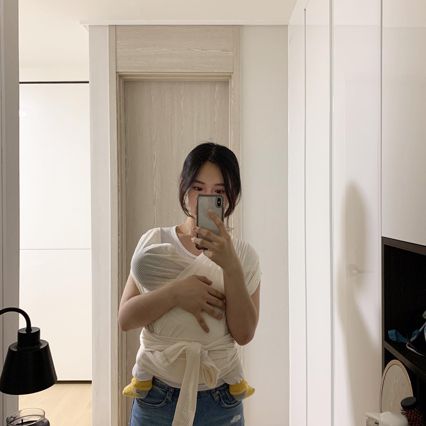 #인생39일차 
벌써 6키로가 다 되가는 시완이
잠투정도 심하고 등센서 장착한 덕분에
한번 울면 내려 놓을수가 없었어요😭
그래도 아기띠는 너무 싫어해서
고민고민하다 손목이 너무아파 산
#코니아기띠썸머 이번에 메쉬소재로 나와
열많고 땀많은 시완이에게도 딱!!👍🏻
고민한시간이 아깝게 너무 편안히 있는 울 아들
역시 육아는 템빨이쥬💛
.
.
.
.
.
konny.by.erin
