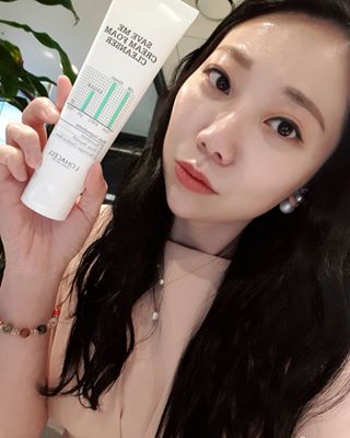 공실이 on Instagram: “#로하셀세이브미폼클렌저  #미세먼지 덕분에 피부가 완전히 뒤집혀서 진정의 #수크랄페이트 & #모링가 함유가된 #로하셀세이브미 #폼클렌징 으로 #기초화장품 을 바꿨다!  제형은 쫀쫀하고 꿀같은 느낌✅ 향 또한 여성스러운 향✅ EWG 전체 그린등급✅…”