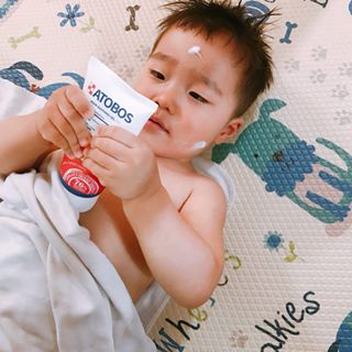 아들세쌍둥이맘 마마몽 triplets in Korea on Instagram: “. . ㄴr는 오늘도 #아토보스 를 바른다 왜냐ㅎr면 아토보스는 최고니까... . . 콩떡 스폐셜ㅋ 날이 더워지면 삼둥이네는 무조건 #아기수딩젤 꺼내요! 삼둥이 피부도 제각기 다르고 아침컨디션 저녁컨디션 다르니까 제때 발라주지 않으면 안되거든요! .…”
