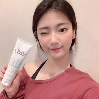 정서진 on Instagram: “요즘 미세먼지가 장난 아니잖아요 😭 씻어내도 그대로 남아있다고해서 걱정했는데 이 폼클렌징만 있으면 걱정해결 ❗️ _  모링가, 5가지 세라마이드 성분, 히알루론산 등 피부를 위한 성분들만 사용하고 빼야할 것들은 깔끔하게 빼낸 클렌저 👍🏻 피부가…”