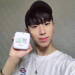 김혜성 on Instagram: “로하셀 세이브미 크림!! 미세먼지 꺼져❗️ . . . . 크림 케이스도 타 제품들과 다르게 특이하게 이쁘고, 가볍게 촉촉해서 좋은거 같아요🥺 화장도 잘 먹는건 덤,, - 이거 쓰면서 피부 좋아졌다는 소리 들었다구요 벌써,, - 제품 속 수크랄페이트…”