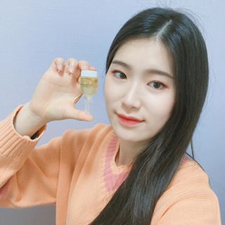 정예람 on Instagram: “⭐️로하셀 비타드롭샷  멀티 비타민을 가득 담은 오일블렌딩제형으로 피부에너지를 깨워 미백은 물론 수분감과 주름개선까지 한방에 해결해주는 앰플!  앰플이 촉촉하고 상큼한 비타민냄새로 마무리되서 요즘 매일사용하고있어요😘  #lohacell #로하셀…”