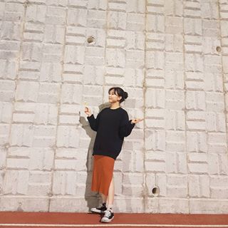 🌹예은(22)🌹 on Instagram: “가볍고 예쁘고❣ . 날씨가 오락가락 아침엔 춥고🥶 점심엔 덥고🥵🥵 저녁땐 또 츕고🥶 그래서 나는 플레이니를 입는다.....(ㅋ) . 얇지도않고 두껍지도 않고 살짝 추울때 입기좋다😁 특히 목 부분이 두겹으로 돼있어서 잘 늘어나지도 않고! . 색상은…”