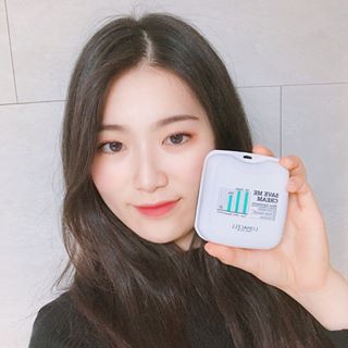 정예람 on Instagram: “🐳신제품 로하셀 세이브 미 크림  건성에 민감한피부여서 기초제품을 고를때 고민을 많이 하는편인데 이 크림을 꾸준히 써본결과 민감한피부 진정에 탄탄한 보습까지!! 미세먼지 차단 기능에 블루라이트 유해성분 3중필터링 기능이 들어있는 꾸덕한제형의…”