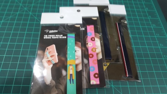 손목의 통증이 있는 사람이 휴대폰 떨어뜨릴 염려 없는 것은 바로 지브라엔코 폰스트랩 사용하기