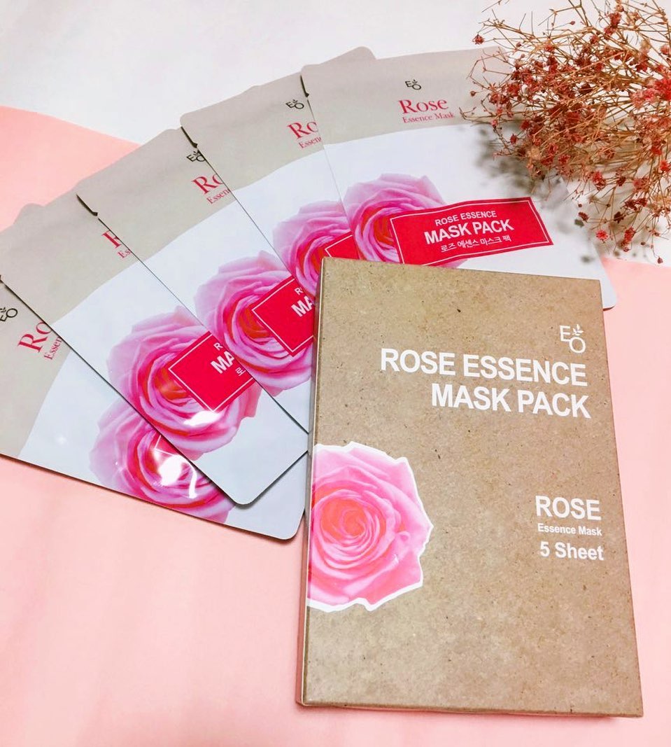 🌹EOWATER ROSE ESSENCE MASKPACK🌹 #제품제공

이오워터의 로즈에센스 마스크팩이예요!

지난번에 올렸던 토너와 같은 브랜드 같은 라인이고 마찬가지로 은은한 장미향이 나는 팩이예요! 🌹

제가 생각하는 최대 장점은 끈적이지 않고 물같은 제형의 에센스가 함유되어서 팩을 하고 나서 뗀 뒤에 남은 에센스가 촉촉하고 빠르게 피부속으로 침투된다는 걸 느낄 수 있어요✨

타 제품들은 에센스의 양을 많이해서 촉촉한 상품들은 많지만 빨리 피부속으로 스며들게 한다는 제품을 만나보지 못한 터라 너무 좋았어요~! 

마스크시트도 얇은 천으로 된 시트가 아니라 피부에 착 붙는 타입의 시트로 붙이고 다른 일하느라 누워있지 않았는데도 잘 붙어있어 편했어요😊

그러나 워낙 에센스가 많아 약간 옆으로 떨어져서 남은 에센스를 다 얼굴에 안바르고 약간 남겨 몸에다가 바르는 것은 꿀팁🍯

그래서 사용하고 나면 온 몸이 촉촉해져용 💦

#이오워터 #장미 #장미에센스마스크팩 #장미에센스 #마스크팩 #화장품스타그램