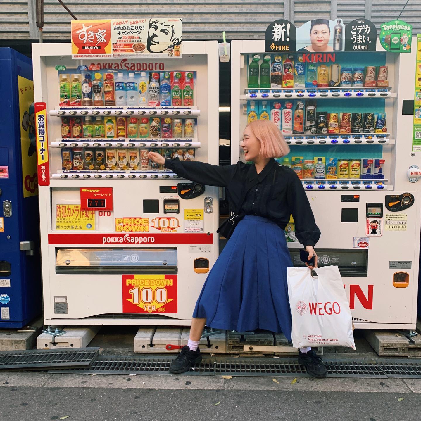 自販機の前で 🖍