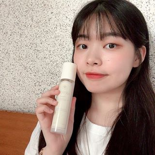 이샘 on Instagram: “[ #아르투아 ; #아르투아바디미스트 ] 옷 입기 전에 가볍게 뿌리는 바디미스트예요! 향 지속력도 나쁘지 않고, 요즘같은 더운 날씨에 땀냄새나 다른 체취 등을 커버하기 좋아요💜 항기 이름은 ‘비엔나’인데, 클래식하고 성숙한 스타일에 잘 어울릴 것…”