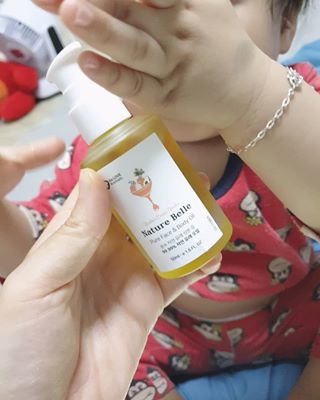 라미 on Instagram: “* 자기껀 어찌나 잘아는지 목욕하고 자기가 바르겠다고 난리난리인 민뚜찡🤣  건조해서 아토피 의심까지 갔던 우리 민뚜 피부지킴이는 #네이처벨르 #당근오일  살짝 묵직한가 싶었는데 바르고 나면 산뜻하니 흡수되서 가볍게 코팅만 살짝 된 느낌 - 반질반질…”