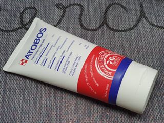 리나맘 on Instagram: “벌써 더워지는 요즘.. 땀띠가 벌써 올라오는거 같은 우리딸래미 피부! #아토보스크림 #아토보스로션 다써보고, 좋아서 이번엔 #아토보스수딩젤 로 더운날씨 피부관리해주기 . 끈적임 없이 촉촉하게 스며들어서 완전 산뜻한지 딸래미도 넘나 좋아하네요👍 .…”