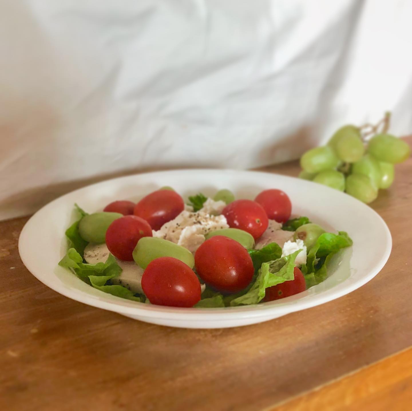 #20190519 #식단일기 #점심 #🍴
청포도랑 방울토마토 리코타치즈 넣고만든 닭가슴살샐러드 🥗 스마트폰 보면서 먹었더니 무슨맛인지 느낄새도 없이 다 없어져 있었어요ㅋㅋㅋ😭 다음부턴 밥먹을때 밥만먹기!