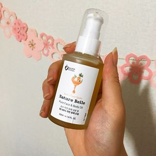 @hyunvely_cos on Instagram: “네이처 벨르 순수 자연 유래 페이스&바디오일 💜 로션의 끈적임을 싫어해서 특히나 종아리쪽에 각질이 어마무시한데 가벼운 오일이라 흡수도 빠르면서 촉촉함이 오래간다 😍 자연유래 성분! 식물성 오일만 사용해서 민감성 피부에게도 자극 없이 ‼️ 아기피부에도…”
