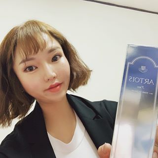 soly on Instagram: “3초만에 뽀얀 쌩얼로 . 뭐든 바르기싫은 더운 날씨에 딱임 (저번주같이 더우면 화장도 하기싫음) . 여기 제품은 왜 다 맘에 드는고야... 바디크림부터 톤업크림까지 다 좋아 . . . #천사연구소 #아르투아 #아르투아톤업크림 #톤업크림 #3초톤업크림…”