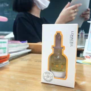 가묨미 on Instagram: “촉촉하게 비타민충전🔥 . 점점 탄탄해지는 피부를 경험하게 되실거에요:) 순하게 자극없이 😊 . #lohacell #로하셀 #비타드롭샷앰플 #로하셀앰플 #로하셀드롭샷앰플 #피부활력 #주름개선 #미백 #보습 #피부관리 #홈케어 #앰플추천 #비타민앰플…”