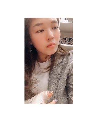 소리 on Instagram: “#첫줄 . . 피부가 좋아지는소리가 들린다👂🏻 . #로하셀 은 나랑맞는제품들이 넘나 많은데🙊 . 앰플 뒤편고무를누르면 안에 앰플이나와서 다른 스포이드로 펌핑해서 바르는것보다 위생적이었다‼️ . 거기에 가지고다니기 좋게 나와서 되게 좋은것같다 .…”