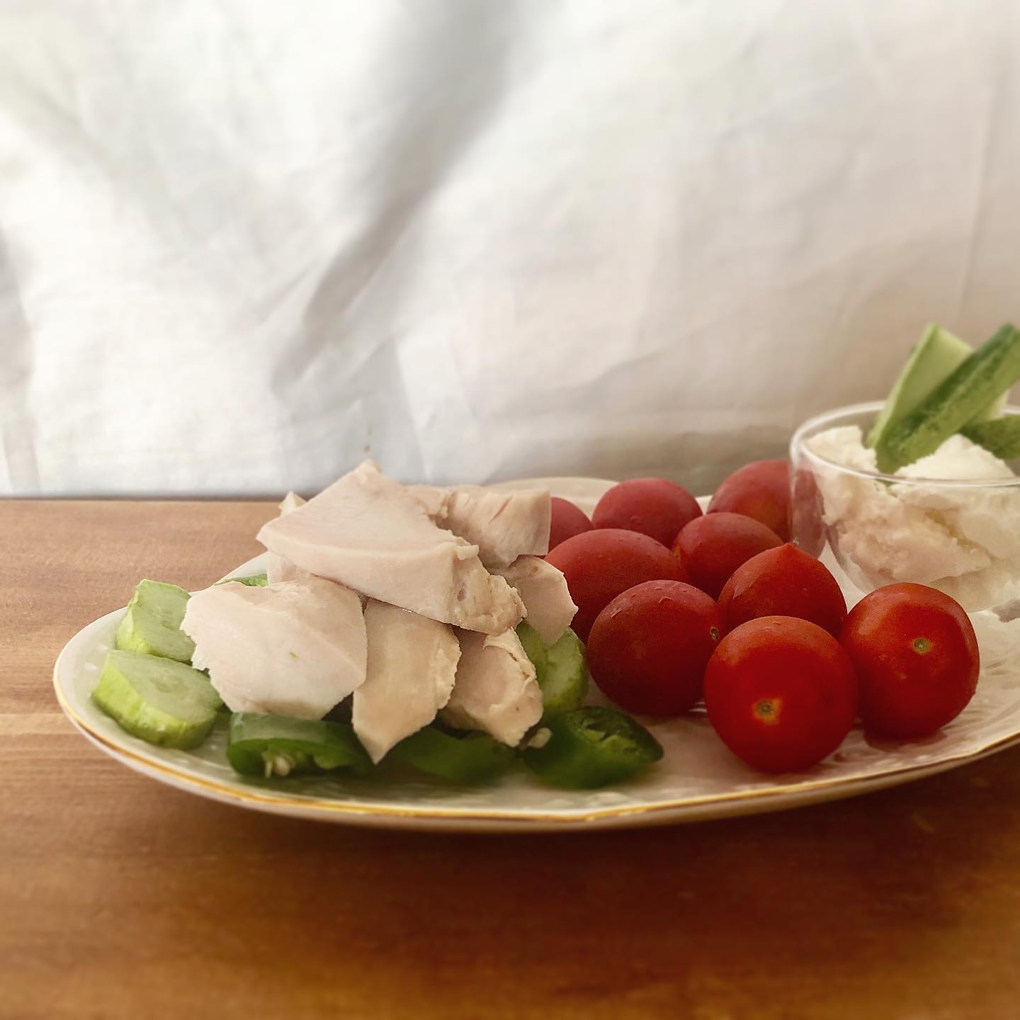 #20190523 #식단일기 #저녁 #🍴
#하림닭가슴살 갈릭도 맛있네유🐔 #오이 랑 #오이고추 #방울토마토 #리코타치즈 랑 순삭했어요..! 날이 더워져서 그런지 요즘 체력이 너무 딸려요🔥