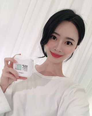 숨인이 on Instagram: “피부 데미지 케어와 진정작용을 돕는 ‘수크랄페이트’ 성분과 미세먼지와 블루라이트 유해성분 3중 필터링 기능까지...✨💙 원래 약산성 화장품 아니면 안 쓰는데, 로하셀 세이브미크림은 약산성 포뮬러가 민감해진 피부까지 진정시켜주는 진짜 만능템…”