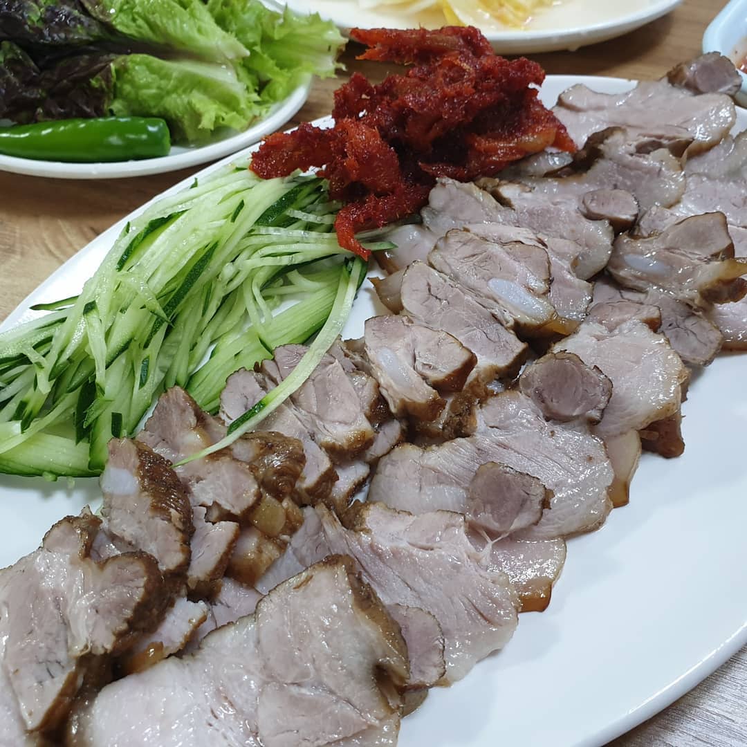 급결정으로 다녀온 강원도 속초여행!
아침 해장으로 냉면먹기
#이조면옥 #수육 진짜 맛있어요
명태조림?! 달달하니 명태가 다했다....
역시 여행은 이 맛
돈 마니 벌어서 마니 놀러다녀야겠다

#먹방 #먹스타그램 #강원도여행 #속초여행
