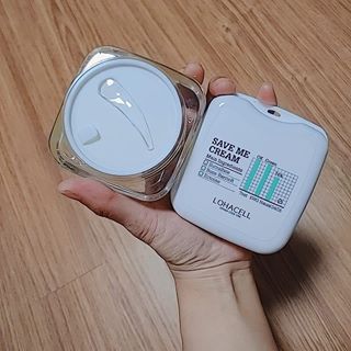 솔블리의 일상🤗 on Instagram: “2주 사용 후기 일단 보습 짱짱맨 맞다 촉촉하고 건조함이 절대 안느껴진다 이걸 바르면서 한가지 드는 의문은  이걸 나이트 크림으로 발라도 되는가.. 미새먼지 차단은 된다는데 모르겠다 내가 알 수 있는 방법은 없다 하지만 요즘 홈케어 및 피부과 방문을…”