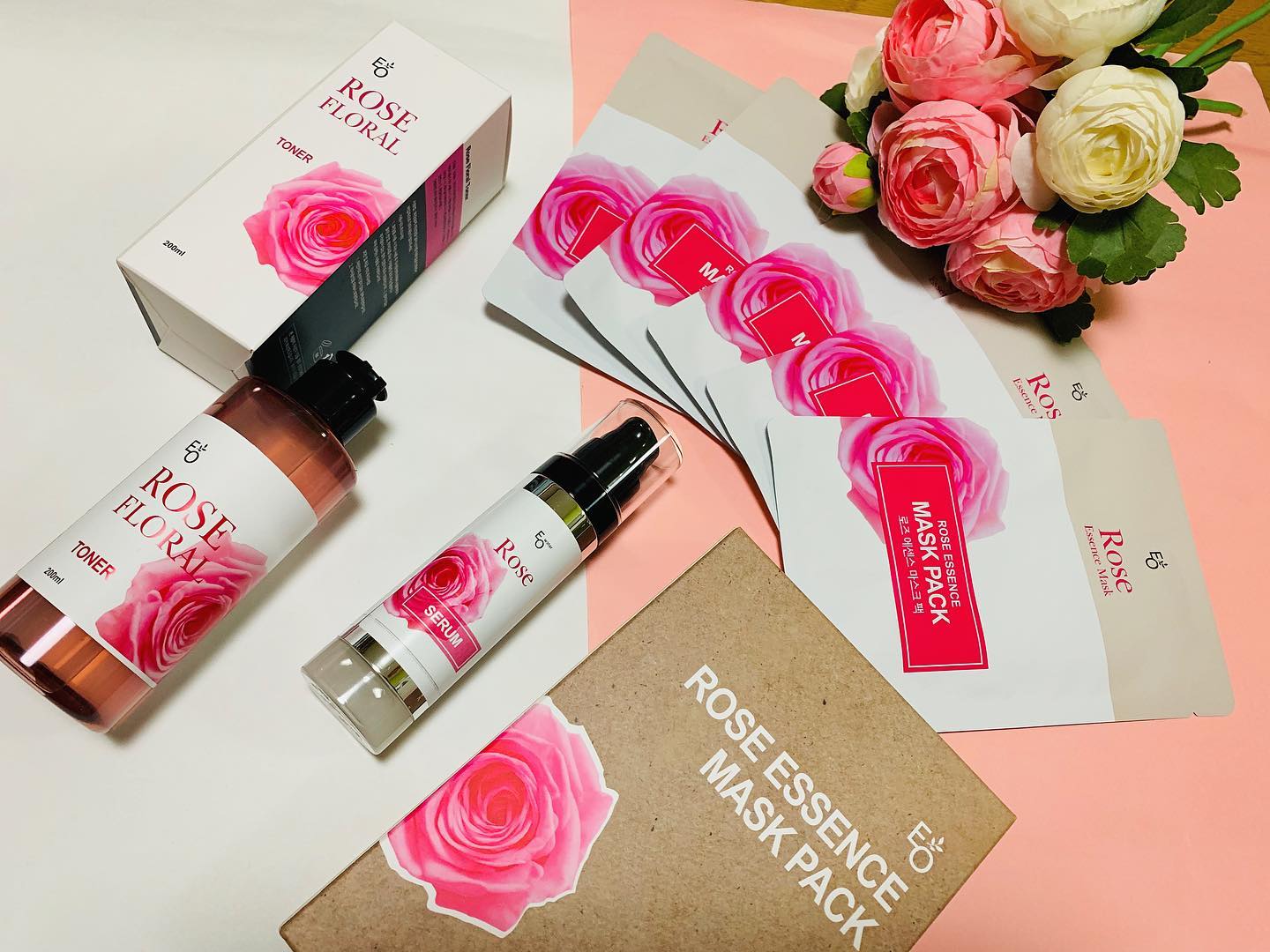 🌹EOWATER ROSE🌹 #제품제공

지난번에도 올렸지만 이번엔 세럼까지 해서 다시 보내주셔서 같이 사진 찍었어요! 📸

로즈 세럼도 같은 브랜드의 같은 라인이라 향이 은은하고 거부감없는 장미향으로 향이 같아요! 🌹🌹 

세럼이 로션보다는 에센스에 가까운 타입으로 묽고 가벼운 타입으로 흡수가 다른 제품보다 빨리 가볍게 되는 타입이라 좋았어요👍👍

저는 되직한 제품보다는 가볍고 끈적이지 않는 제품을 선호하는 타입인데 끈적이지 않고 가볍고 촉촉해서 좋았어용💦💦 

스킨과 로션으로만 기초케어를 끝내기엔 약간 가벼운 감이 있으니 마지막에 크림을 얇게 발라주면 딱 좋아용🥰

마스크팩은 지난번에도 말했지만 가볍고 물같은 에센스가 함유되어 타 제품과 달리 마스크를 떼고 얼굴 겉에서 멤돌지 않고 바로 흡수가 촉촉히 되요!

에센스 양이 많기에 얼굴뿐 아니라 손이나 목등 바디에 사용해도 될 정도로 양이 많아서 마스크를 하고 나면 온 몸이 촉촉해져요~ ☺️☺️ 

이오워터의 더 많은 제품을 보고 싶다면 여기로 들어오세용 👇 👇

http://m.eowater.kr
.
.
.
.

#eowater #rose #rose_serum #rosewater #toner #maskpack #natural #이오워터 #로즈토너 #로즈세럼 #로즈마스크팩 #뷰티스타그램 #코덕 #자연주의화장품