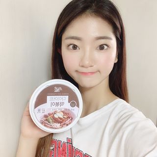 정서진 on Instagram: “살빼고 싶지만 떡볶이는 먹고싶어  _ 시중에 나온 다이어트 떡볶이는 대부분이 곤약이라 별로 안땡겼는데 마이비밀 떡볶이는 통밀로 만든 떡이라 칼로리는 낮추고 쫀득한 식감은 살려부렀다 ! 내 취향은 짜장맛 🌚 조리하기도 쉽고 간편해 밤에 배고파서…”