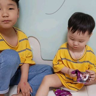 정미소 on Instagram: “젤리를 너무 좋아하는 우리 #째째 안되겠다 싶어서 엄마들 사이에서 유명한 #엘더베리젤리 먹여봤는데 뜯는순간 향부터 취저! . 정제된 백색설탕 대신 GI지수가 낮은 비정제코코넛설탕을 사용해서 째보다 내가 더 잘먹는건 비밀🤫 . 젤리를 딱 물면 가운데…”
