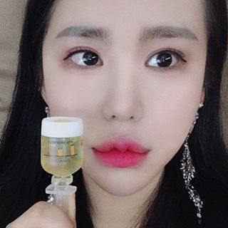 수진 on Instagram: “여러분 비타민 하세요 ✨ 트러블의 기초는 보습 ~ 최근 뒤집힌 피부를 비타민 충전으로 진정 시켰답니다,,,,,, ★ . #lohacell #로하셀 #비타드롭샷앰플 #로하셀앰플 #로하셀드롭앰플 #피부활렷 #주름개선 #미백 #보습 #피부관리 #홈케어…”