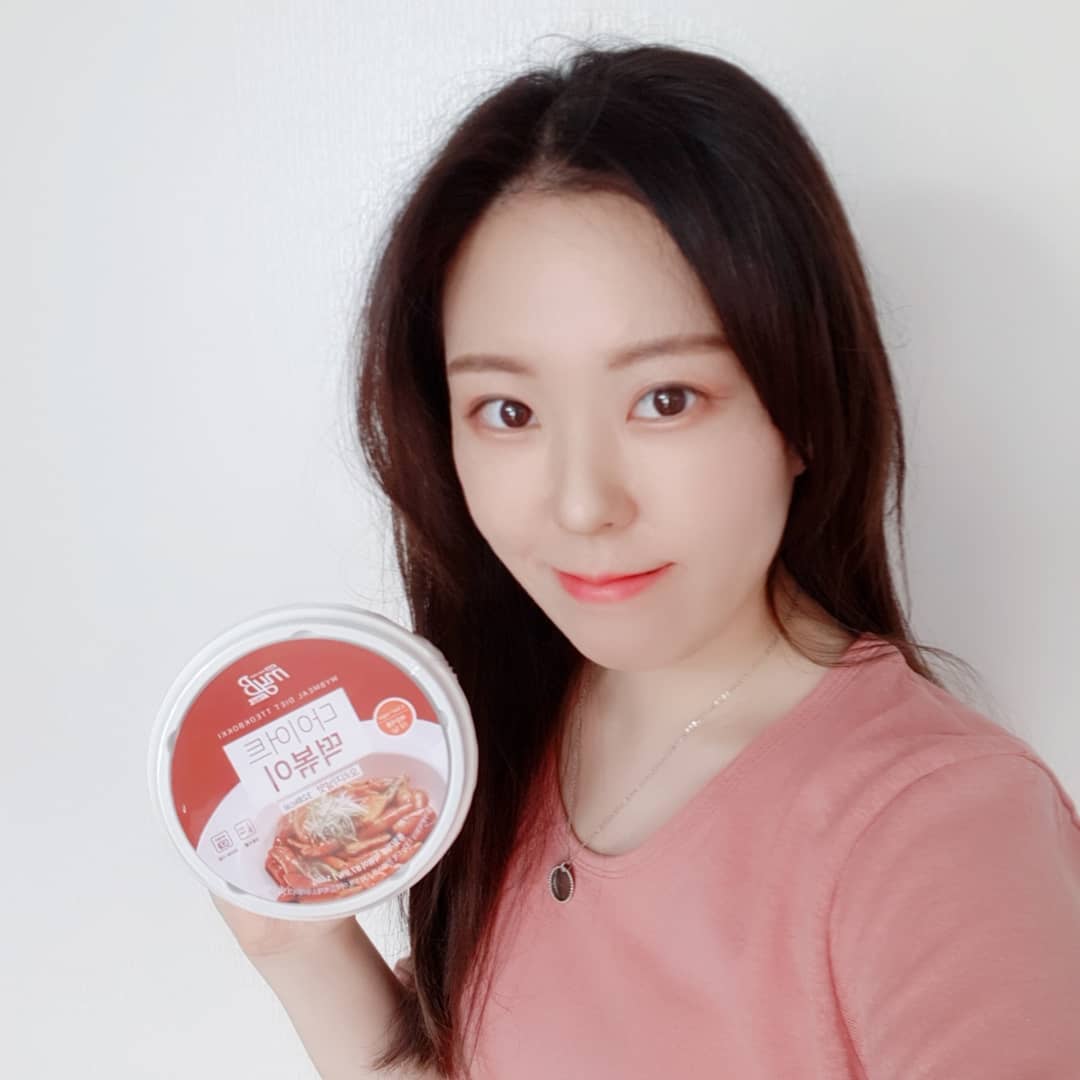 chaehyeon on Instagram: “😋 떡볶이 이모티콘이 없는 게 너무 아쉽다ㅠ 다이어트 하지만 떡볶이는 먹고 싶어 그런 날 위한 다이어트 떠뽀끼💕 곤약인가 했는데 통밀이라 식감 확보 오예👊 짜장맛 있는 것도 너무 기특하다 휴ㅠ 두개 다 먹어도 일반 떡볶이 칼로리 오예👏 . . . .…”