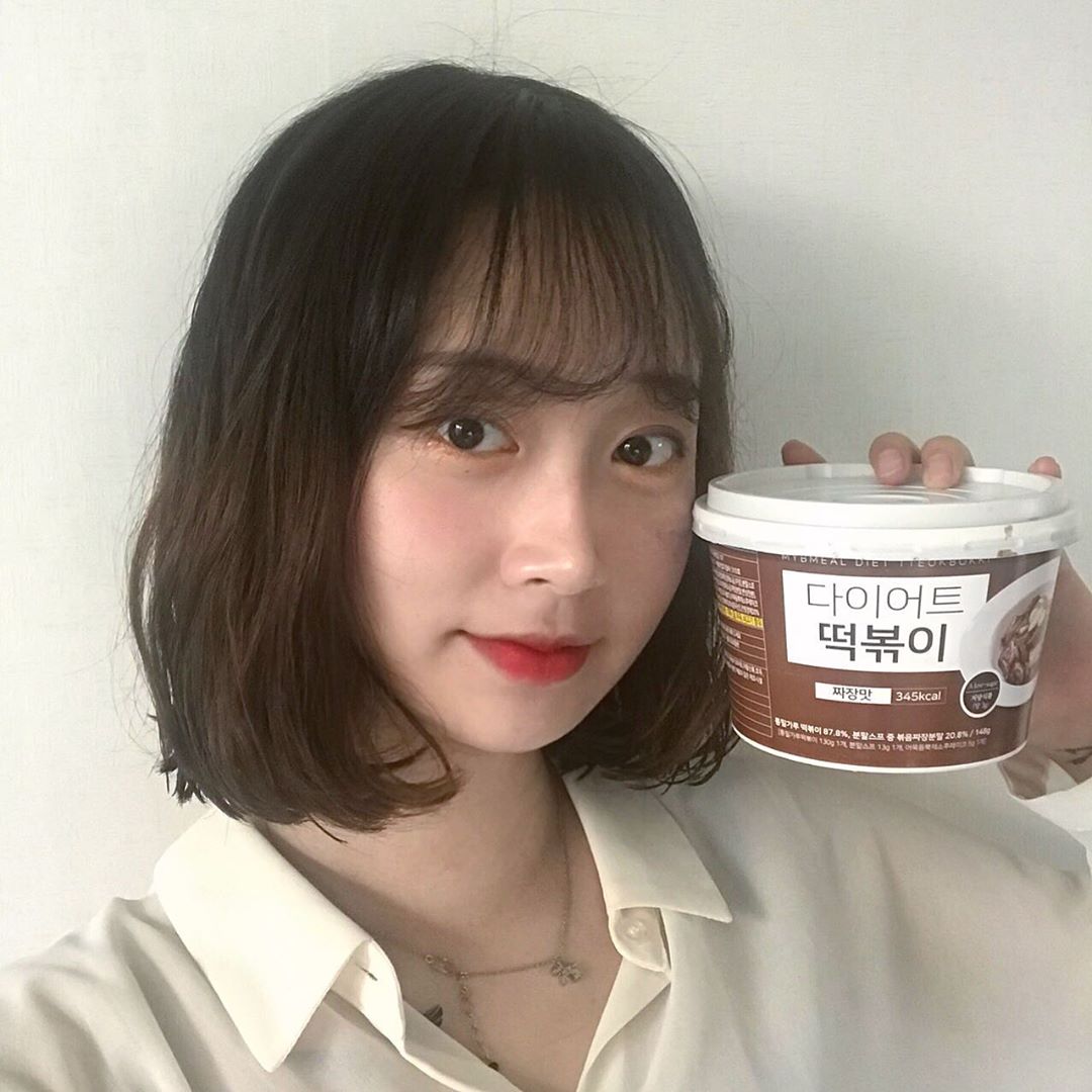 경언 on Instagram: “밀이나 쌀로 만든 떡이 아닌 통밀로 만든 떡! 그럼에도 불구하고 쫀득한 식감까지~!! 떡볶이 싫어하는 사람 정말 드문데 다이어트 할 때 떡볶이 땡기면 정말 난감하쥬😢 그럴때 먹을 수 있는 다이어트 떡볶이💓 #마이비밀 #다이어트식품 #다이어트떡볶이…”