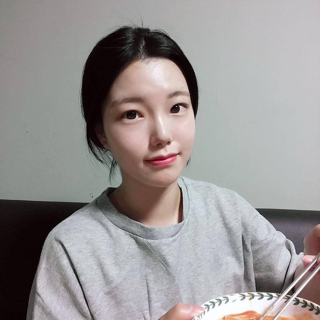 김지은 on Instagram: “떡볶이가 주인공인데 나만 나옴,,
.
.
.
#마이비밀 #다이어트식품 #다이어트떡볶이 #곤약떡볶이”