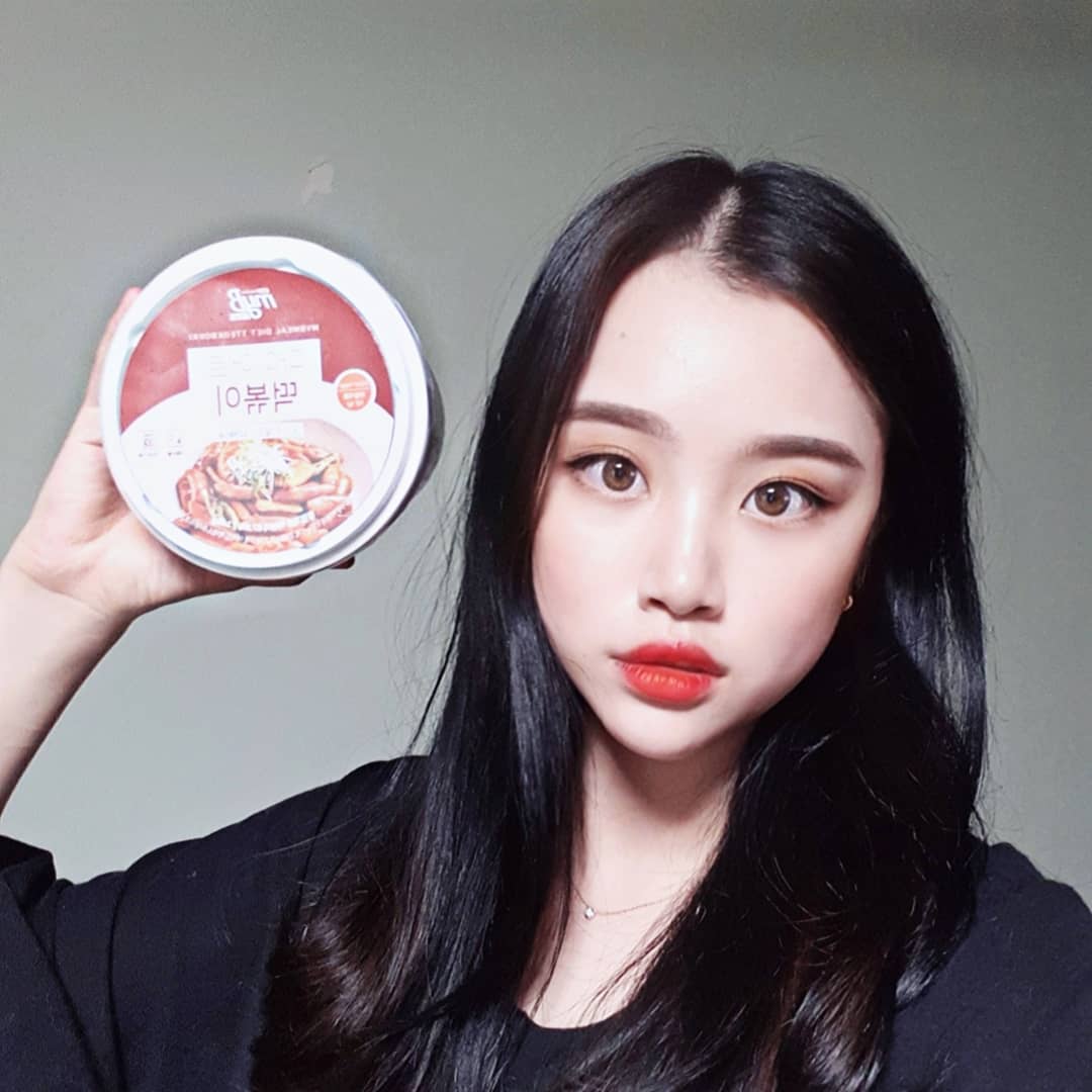 다윤맘 on Instagram: “▫마이비밀 다이어트떡볶이▫  끊을수없는 야식 다이어트중엔 꼭 땡기는 떡볶이 🤦🏻‍♀️ 쌀이나 밀가루로만든게아니라 맛없는곤약도아닌  통밀로만들어서 칼로리는 낮게 맛은 최고 ❤  솔직히 맛없을줄알았는데 매콤하고 쫀득쫀득해서 취향저격 👍  #마이비밀…”