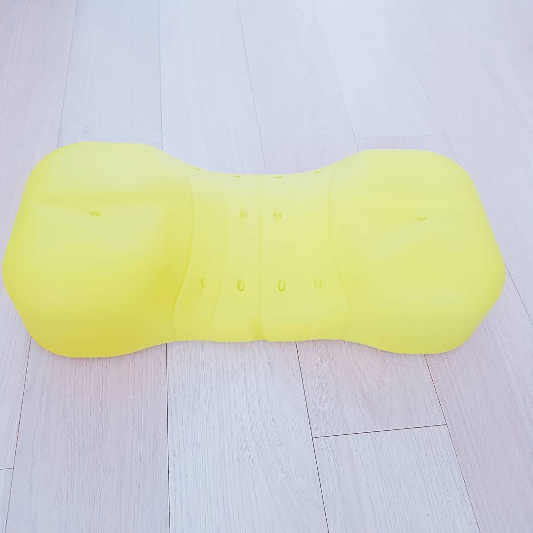 @hee_ji__ on Instagram: “무슨 캔디같다 노란색 상큼하네 ㅋㅋㅋ
꿀잠에 도움이 된다길래 요즘 고생하는 우리 엄마위해❤
#베개추천 #기능성베개 #꿀잠베개 #베개 #꼬북베개 #데일리굳즈 #자세교정”