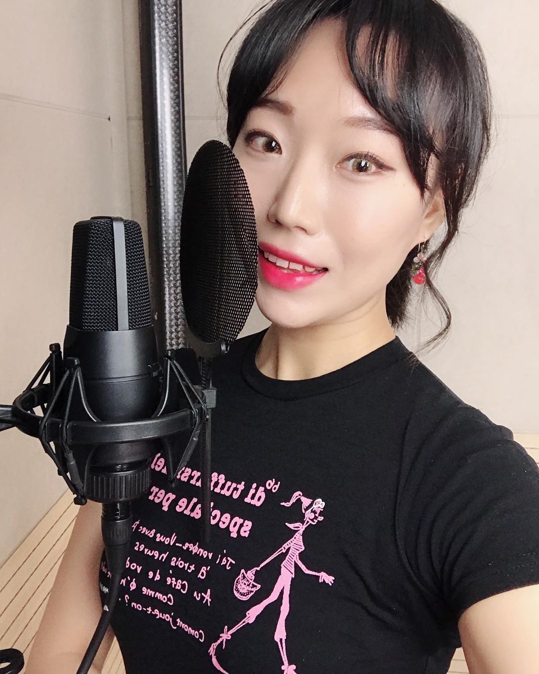 노래하는 CEO 💎 on Instagram: “2019. 6. 5 Wed 직업병인지, 마이크만 보면 자꾸 🤤 맨날 폰으로만 끄적대다가 영상 편집 전문적으로 받아보니 집중적으로 더 받아보고 싶어진댱 ⠀⠀⠀ 믿고 받는 레슨 @sg.unity 👉🏻 6월에도 친구할인 이벤트 25% 진행중 안그래도…”