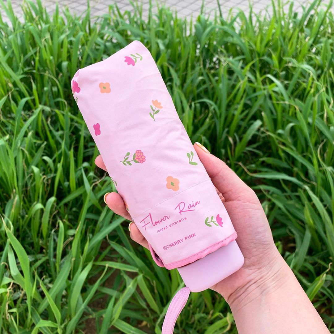 바니블리 on Instagram: “귀욤뽀짝☂️ 회사에서 우체국갈때마다 자외선에 뜨거워죽을꺼같고 장마철이라 언제 비올지 몰라 장우산들고 다니기도 힘들어서 포켓용으로 한참 찾아보다 구입했는데 대만족✨👧🏻 ⠀ UV99%차단 인데다가 귀여운 사이즈로 가방에 쏙 넣고 다닐수 있는데 너무…”
