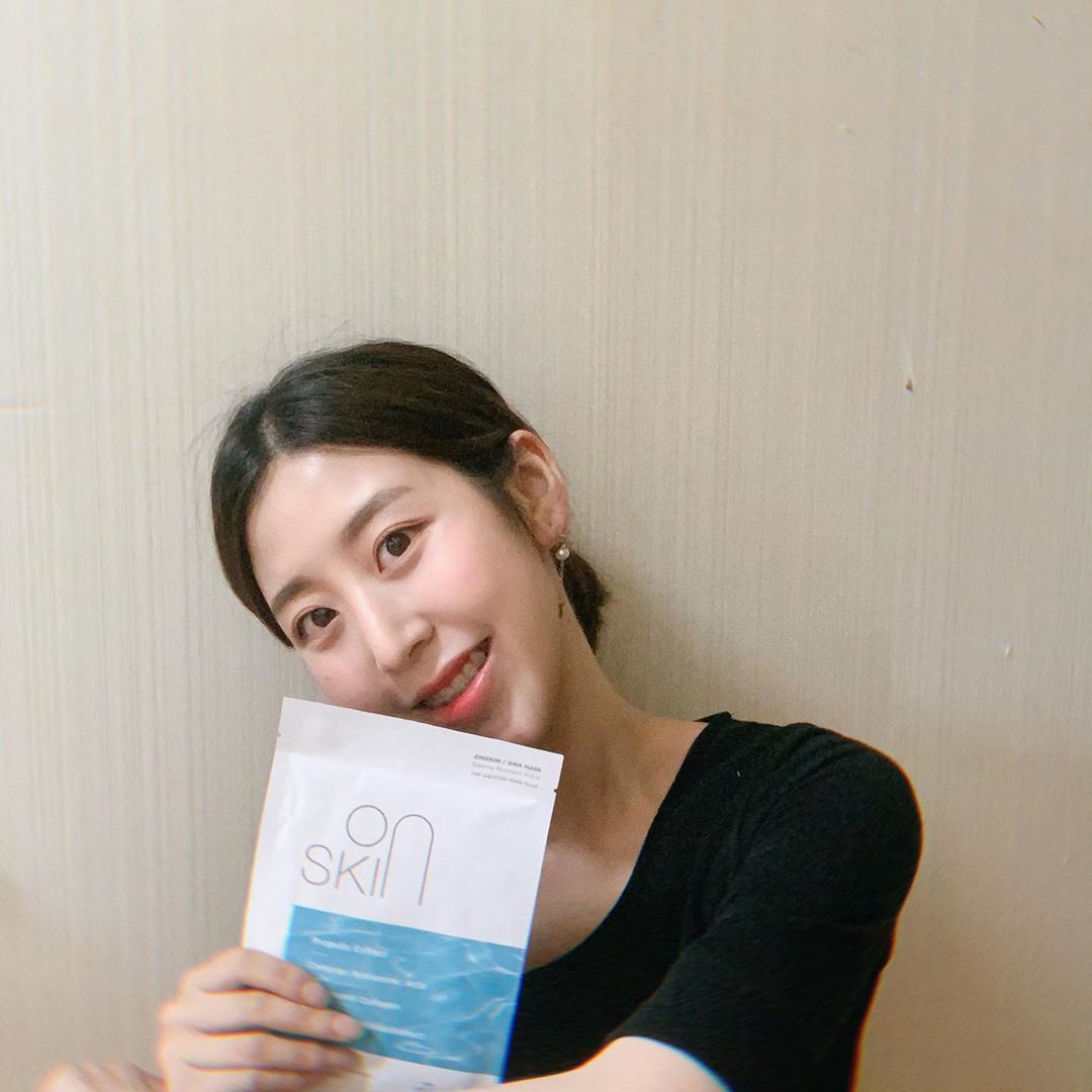 근화 on Instagram: “얇은 시트에 고농축 보습 가득 !! 천연 성분 저자극 마스크라서 안심하고 써도 되고 30g 대용량 에센스라서 목,팔에도 발라도 남아요 이거 하나면 백옥피부 !! ❀‿❀ . . . #온스킨 #DNA마스크팩 #히알루론산마스크팩 #홈케어 #코덕 #대학생…”
