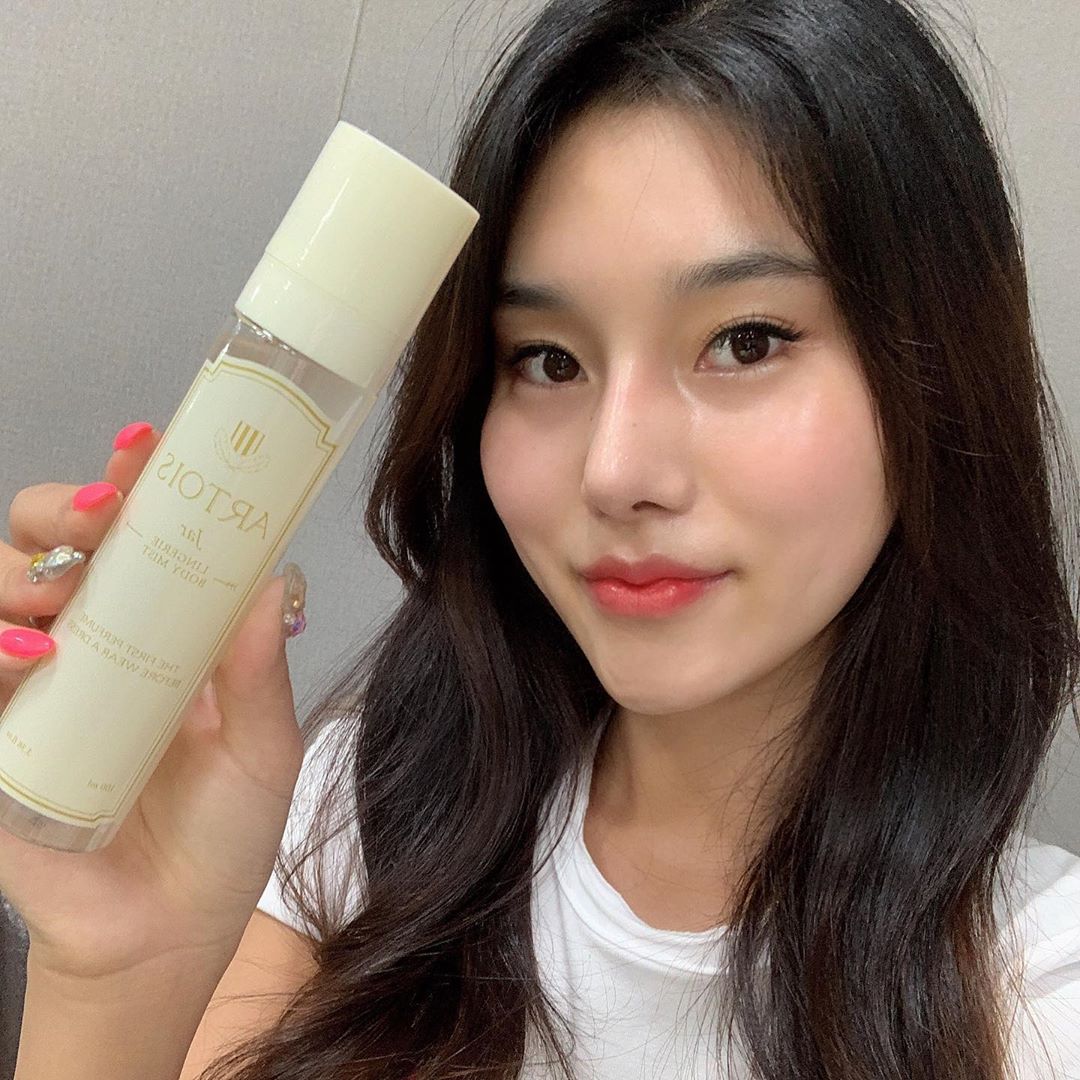🌹부산가씨나🌹남녀공용쇼핑몰 여자쇼핑몰 남자쇼핑몰 on Instagram: “💐아르투아 란제리 바디미스트💐 총3가지 향이 있는데 내가 쓰는건 꽃향나는 '자르' 샤워 후에 로션바르기 귀찮을때 뿌려주면 끈적함없이 너무 편해🤦🏻‍♀️ 휴대용으로 들고다니면서 옷에 살짝 뿌렸는데 지속력👍 가성비까지 최고‼️ -…”