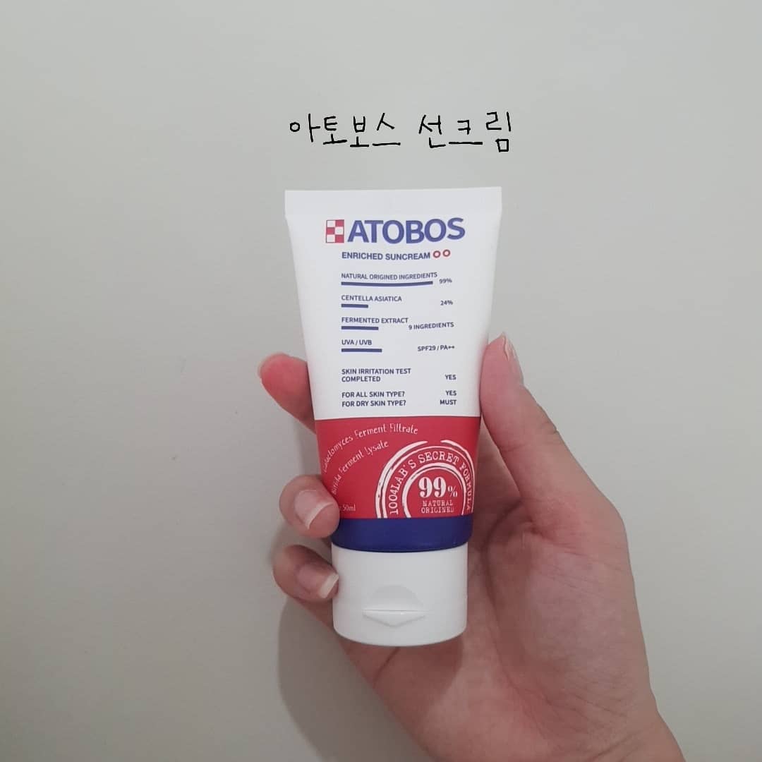 👶시오육아일기👶 on Instagram: “#아토보스썬크림  #후기스타그램 . 이번 후기는 "아토보스선크림" 여름철필슈퓸이져 원래듀 까만 시오라ㅜㅠ 더타진않을까 걱정이많아서 듬뿍듬뿍 발라주고있어요 . 바르는걸 워나좋아하는아가라 좋다규 혀는왜내밀어? 당황스럽네;;; . 향은 상쿰한향?풀향?같은…”