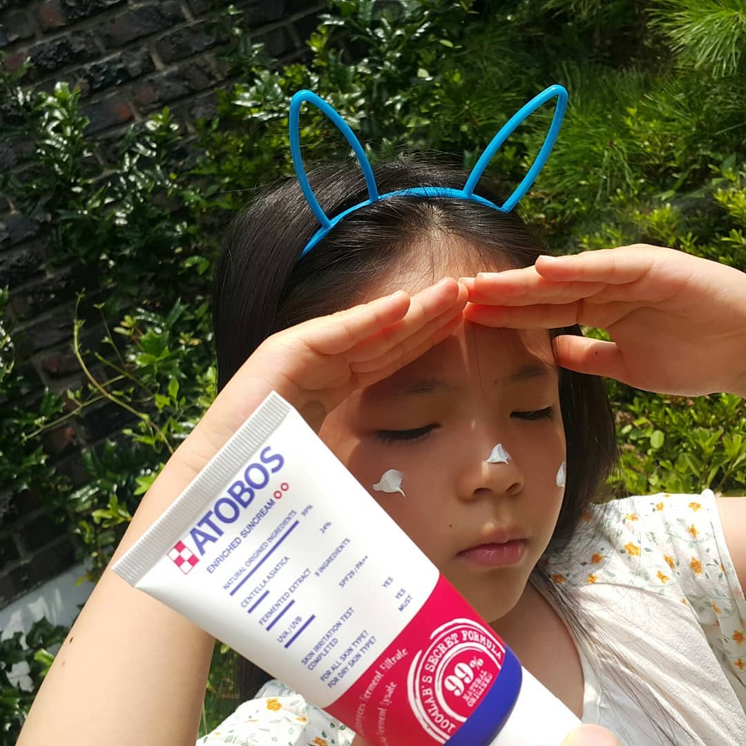 김정희@여행,맛집,육아 on Instagram: “@1004lab_official 오늘은 집에서 푹쉬자~했더니 집에 있기 심심한지 아침부터 마당에서 벌레잡기..😅 자외선이 강하다~썬크림좀 바르자 공주야! 우리공주 5살때부터 사용했던 #아토보스썬크림 어린 아이부터 성인까지 사용가능한 저자극 썬케어…”