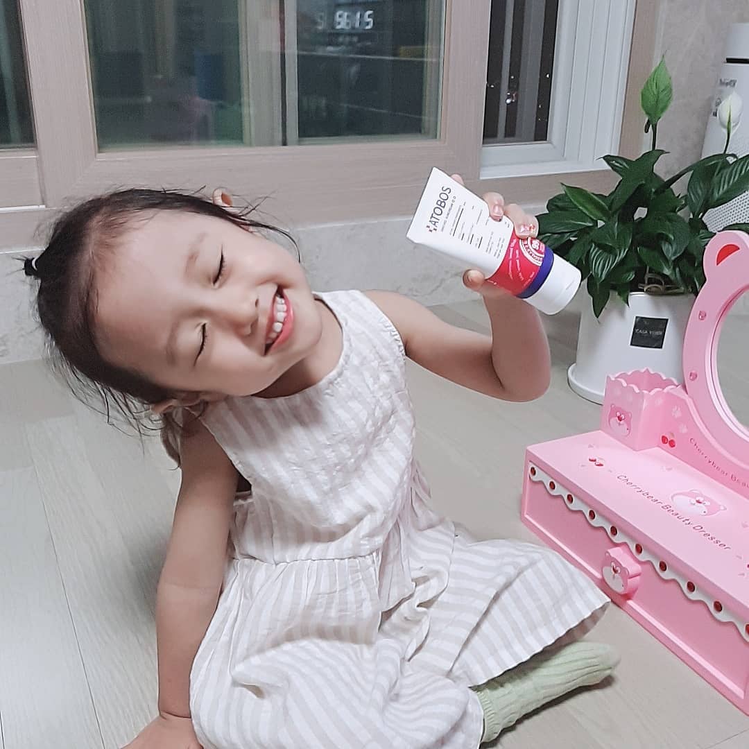 sh. on Instagram: “#애기 #모델  내 새끼 너무#이쁘다  바르기만 하면 나가는 줄 알구 좋아하는 아기  우리 아기 연약하고 순한 피부에는 #아토보스 #아토보스선크림  아기 뿐 아니라 엄마도 같이 바르는 #유아선크림 👍  소중한 우리조카 피부에 아무거나 못바르니깐~…”