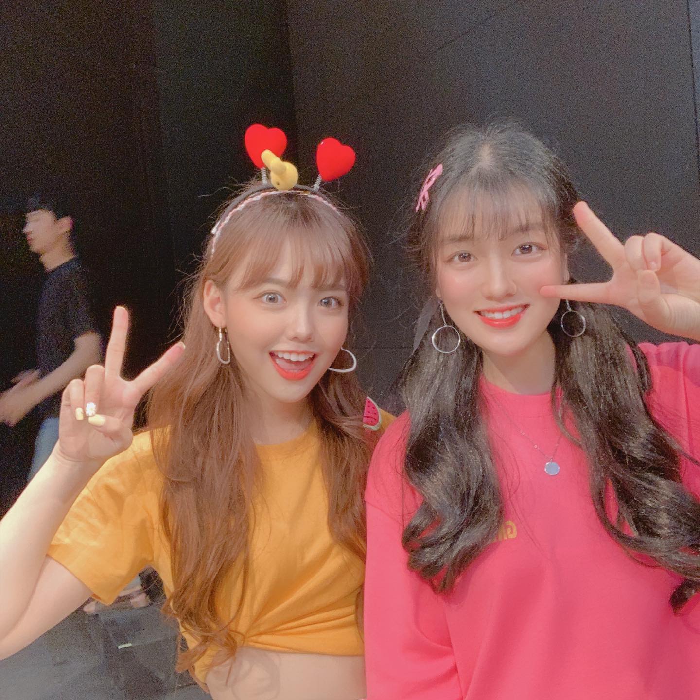 옐언니 두번째 팬미팅❤️
⠀
예론니를 2주 연속으로 봐서 손예리 너무 행복합니다🤣💙
⠀
오늘도 언니 보면서 심장 터지는 줄 알았어요😭💚
⠀
언니의 어너행은 말안해도 판타스틱 퍼펙트🥰🧡
⠀
요번 팬미팅도 너무너무 좋았습니다🤩💛
⠀
오늘 옐언니 팬분들 싸인과 사진찍느라 팔빠졌을텐데 고생 많았어요😭💜
⠀
다음에도 저번주와 요번주처럼 달려가겠습니다😉⭐️
⠀
신언니도 고생 많으셨습니당❗️ 다음에 또 봐욧❤️
⠀
7월 29일 옐언니 두번째 노래 여우별도 흥해라👏🏻
⠀
옐언니 사랑해요❤️💙💚🧡💜💛
⠀
⠀
⠀
#옐언니 #서울 #홍대 #두번째 #팬미팅 #15초면충분해틱톡 #베가북스
⠀
#오늘도 #옐바라기 #행복해요 #사랑해요 #❤️