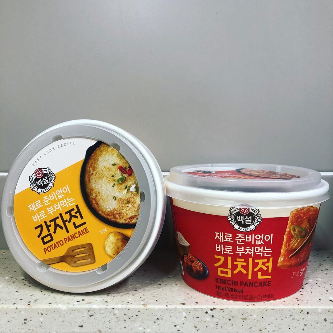 연리 :) on Instagram: “주말에 간단한 저녁으로 부침개를 만들어봤어요👀 티비를 봤는데 #전참시 에서 유병재가 #감치전 을 만들더라구요🤣 반죽하기가 귀찮아서 저도 유병재가 만들었던 #백설컵전 사서 만들어봤어요 ⠀ 계량도 안어렵고 물선에 맞춰서 휘적 휘적 만 하면 끝! 정말…”