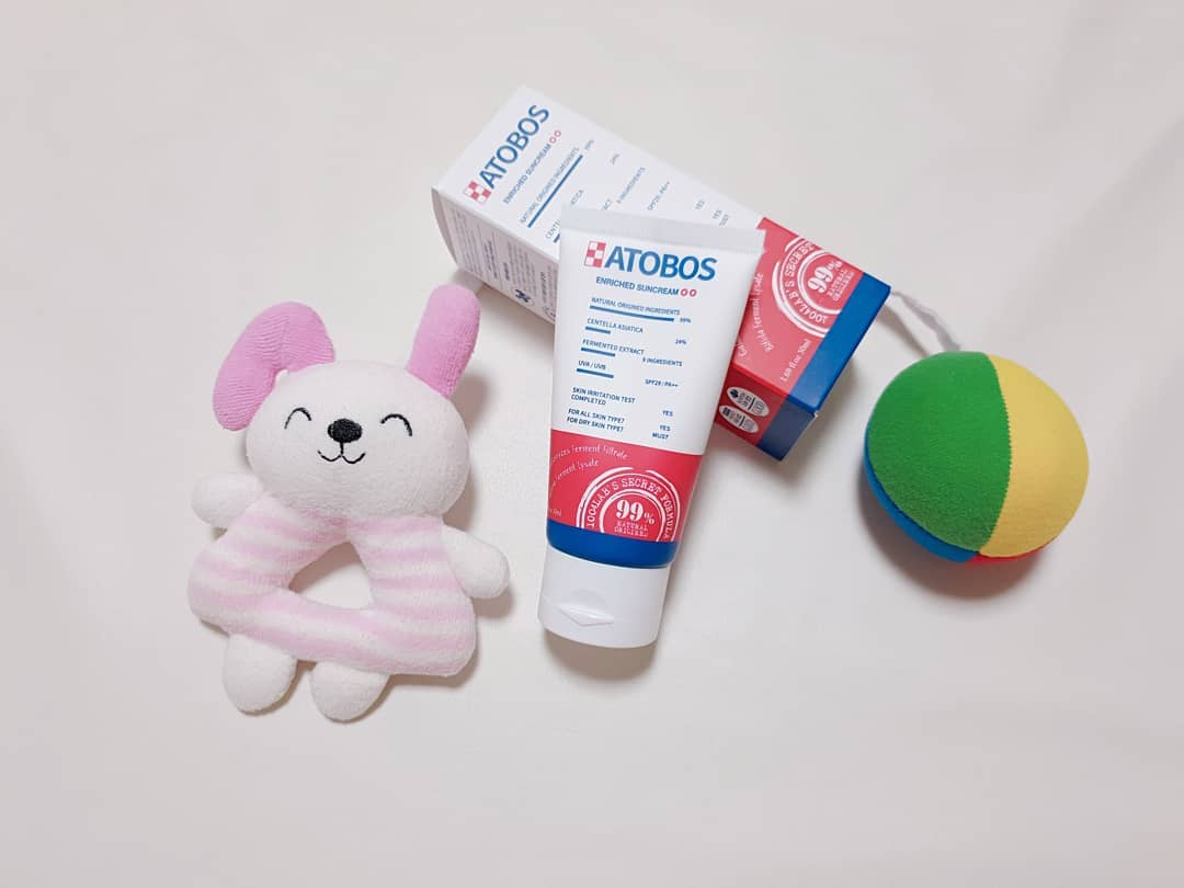 양작 on Instagram: “이번 제주여행때 햇볕은 뜨겁고 피부 약한 아기라 선크림을 발라야하나 말아야하나 고민하다 저자극 썬케어 아토보스썬크림을 발랐는데요. 다행히 울 아가 깜둥이가 되지 않고 돌아왔어요.👶🏻 . 어린 아이부터 성인까지 사용가능하다고 들었는데, 발라보았더니 울…”