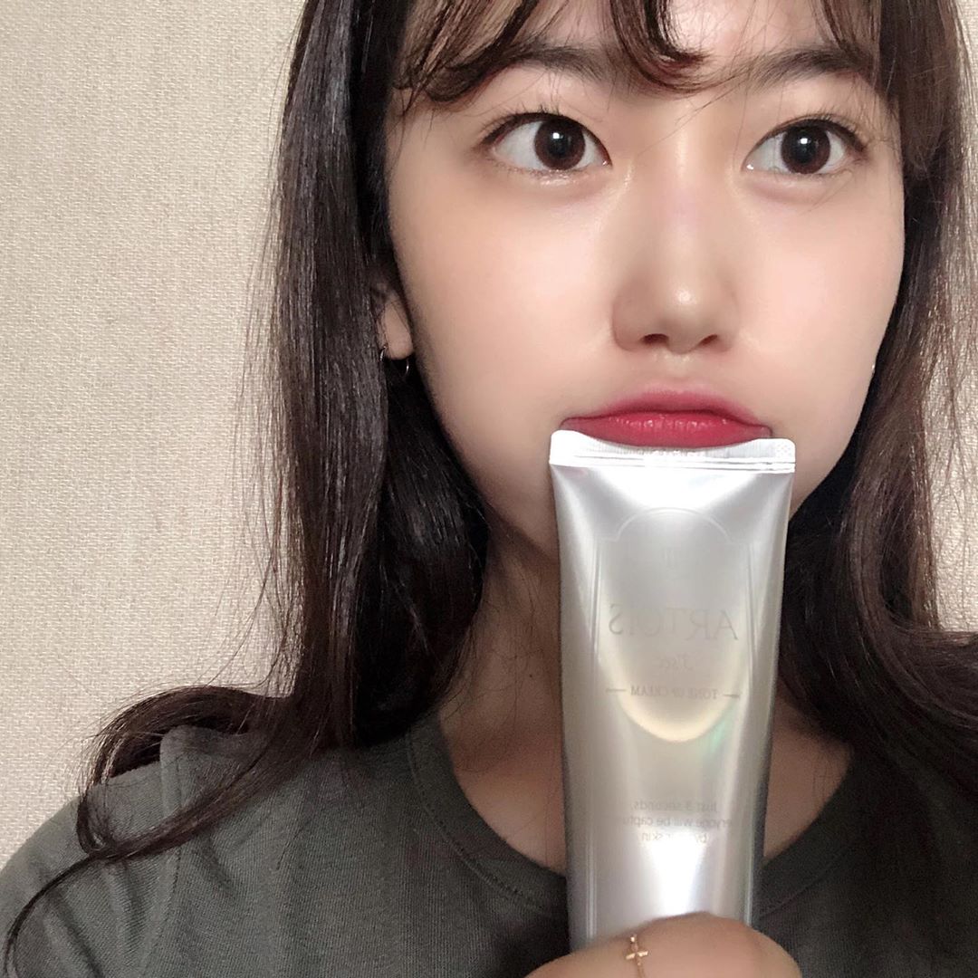 예은 on Instagram: “⠀ 3초만에 즉각적으로 밝혀주는 ✨반사판 톤업크림✨ ⠀ 이런 분들께 추천드려요❣️ ⠀ ① 칙칙한 피부톤이 고민인 남성 ② 똥손이라 화장 못하는 여성 ③ 자연스러운 톤업을 원하는 학생 ④ 화장할 시간이 모자란 어머니 ⠀ 저는 똥손이라 화장 못하는 쪽에…”