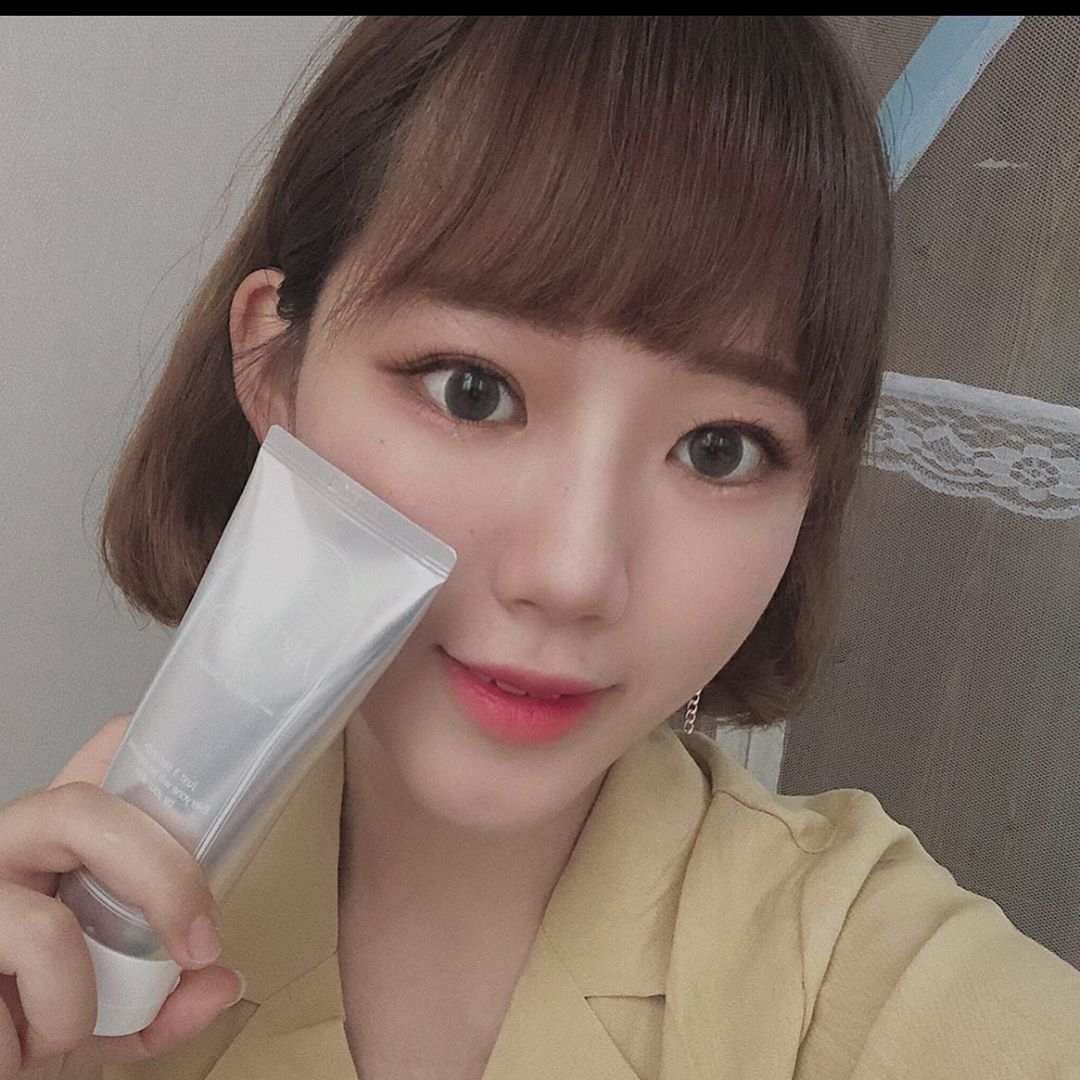 윤청미 on Instagram: “보송한 텍스처로 즉각톤업 & 은은한 파우더향  파운데이션이랑 믹스해서 바르니깐 들뜨지도않고 깔끔하게 마무리되는거같아요!!! 지속력도 좋아지고 !!!! 톤업크림 바르면 얼굴만 둥둥뜨지않을까 걱정했었는데 천사연구소 제품으로 자신감 업업 합니다 〰️🤘🏼…”