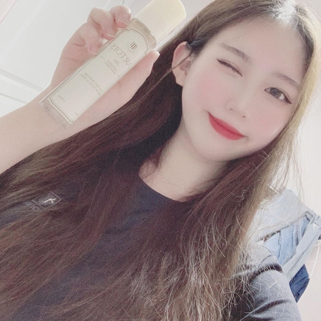 아영 on Instagram: “아르투아 조 란제리 바디 미스트 💚 숲을 걷는듯한 싱그러운 풀내음을 담은 미스트에요 !!! 🌳🌳 향이 너무 좋아서 요즘 나가기전에 항상 뿌리고 나가요 🤩 그리고 오늘 하루만 썬젤을 100원에 판매하니 당장 구매 각 ✔️…”
