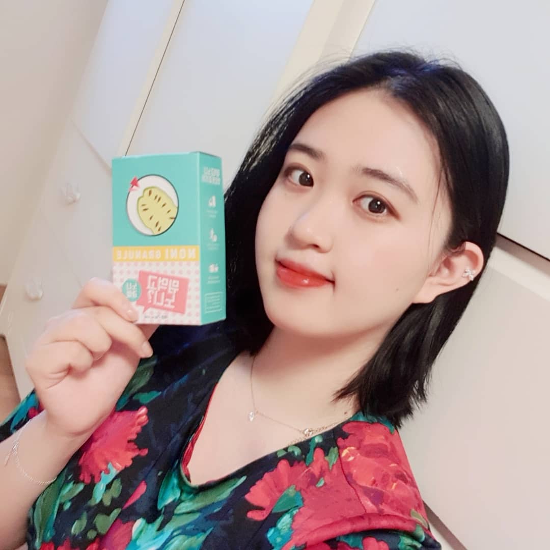 chae yeon kim/김채연/金彩娟 on Instagram: “노니가 건강에 좋은건 다 알지만❗ 맛이 없다는 이유로 먹기가 힘들었는데 이제품은 동결건조로 고소한 맛이 나서 먹기도 쉽고 스틱으로 되어서 가지고 다니기도 편리 했다😘😘 #닥터루트 #drroot #뭐먹고노니#닥터루트노니 #노니 #건강 #건강식품…”